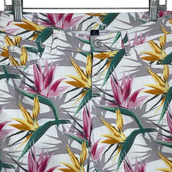 Tommy Bahama Women’s Denim Bermuda Shorts Bird Of Paradise Floral Sz 6 - Picture 2 of 11